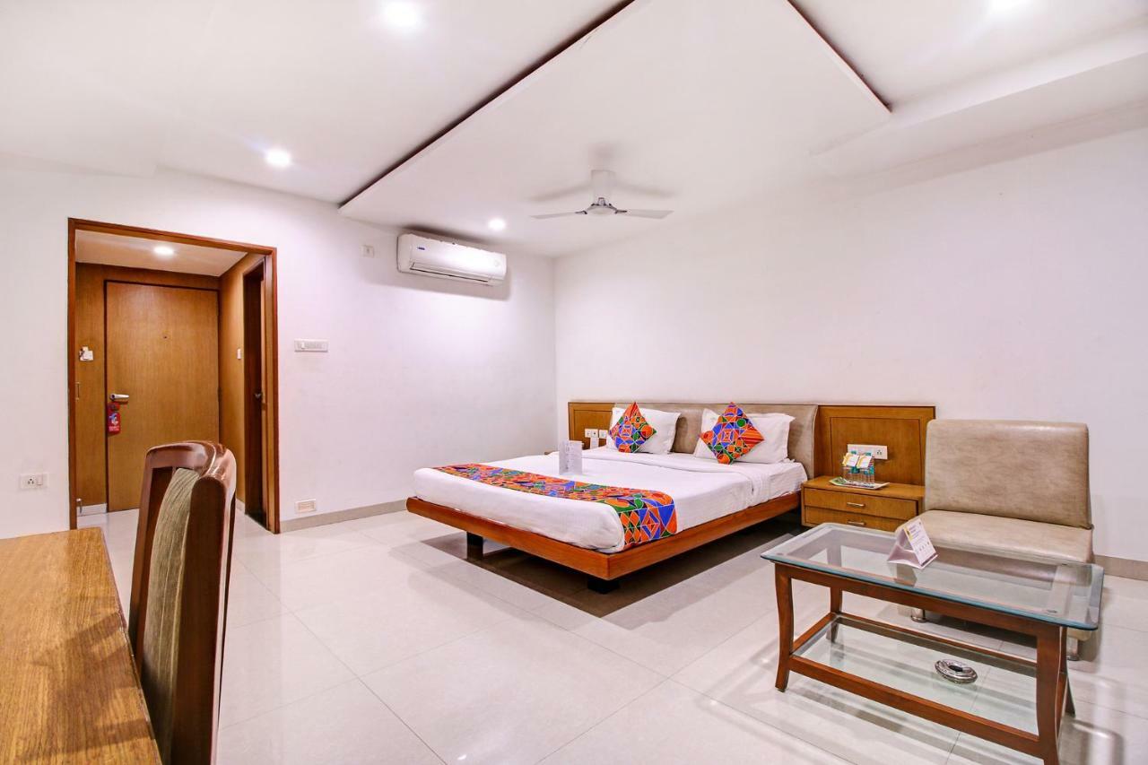 Fabhotel Syberitic Suites Gachibowli - Fully Vaccinated Staff Kondapur  Exteriör bild