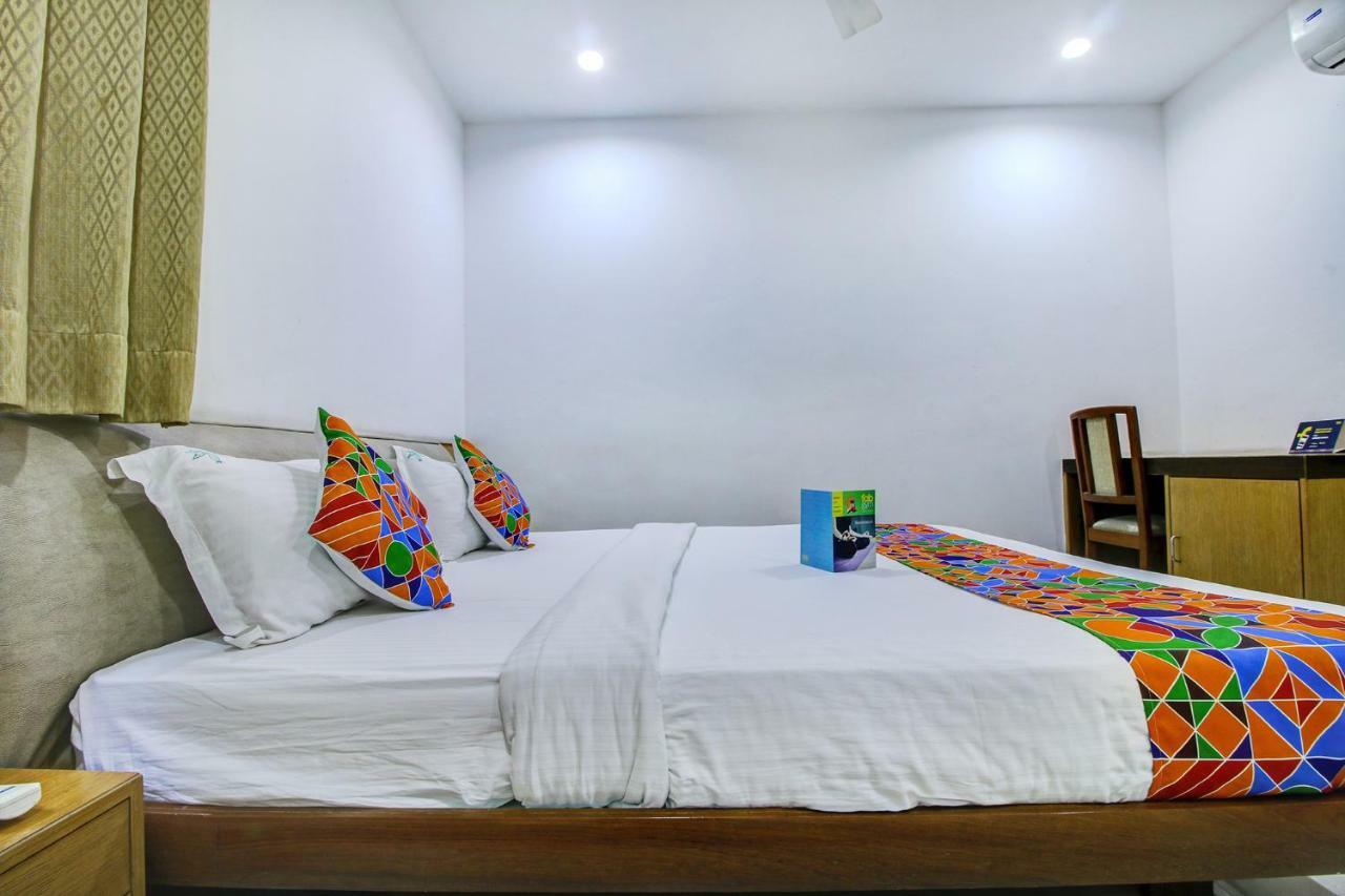 Fabhotel Syberitic Suites Gachibowli - Fully Vaccinated Staff Kondapur  Exteriör bild