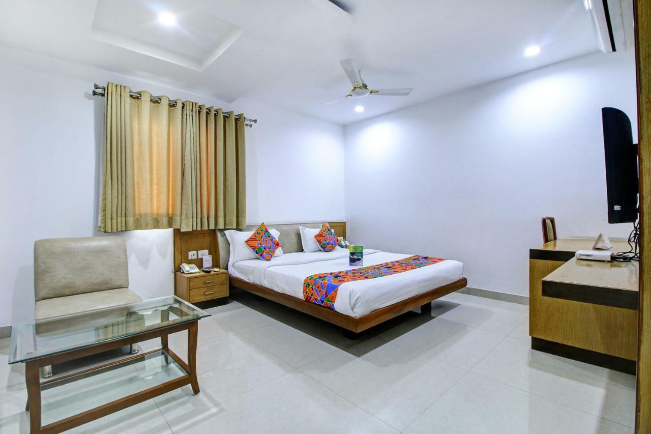 Fabhotel Syberitic Suites Gachibowli - Fully Vaccinated Staff Kondapur  Exteriör bild
