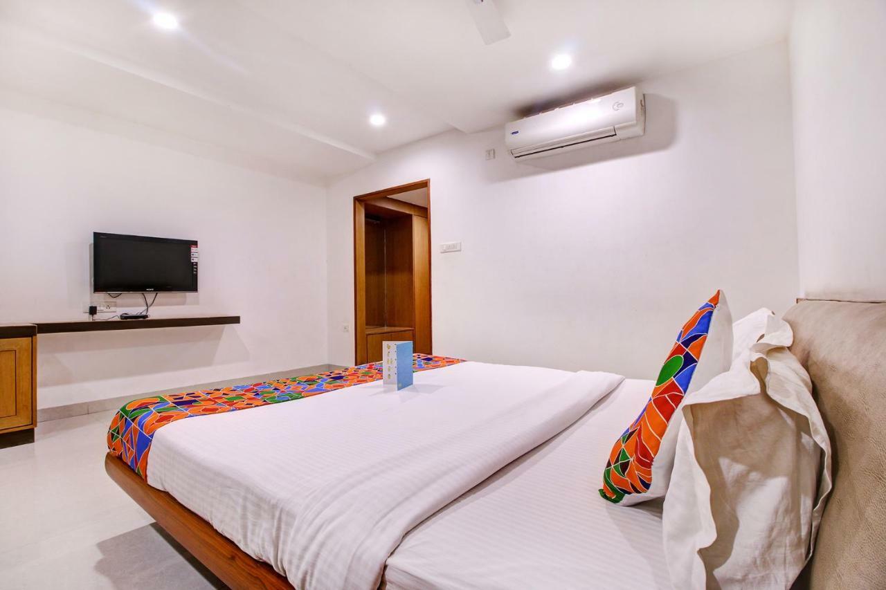 Fabhotel Syberitic Suites Gachibowli - Fully Vaccinated Staff Kondapur  Exteriör bild