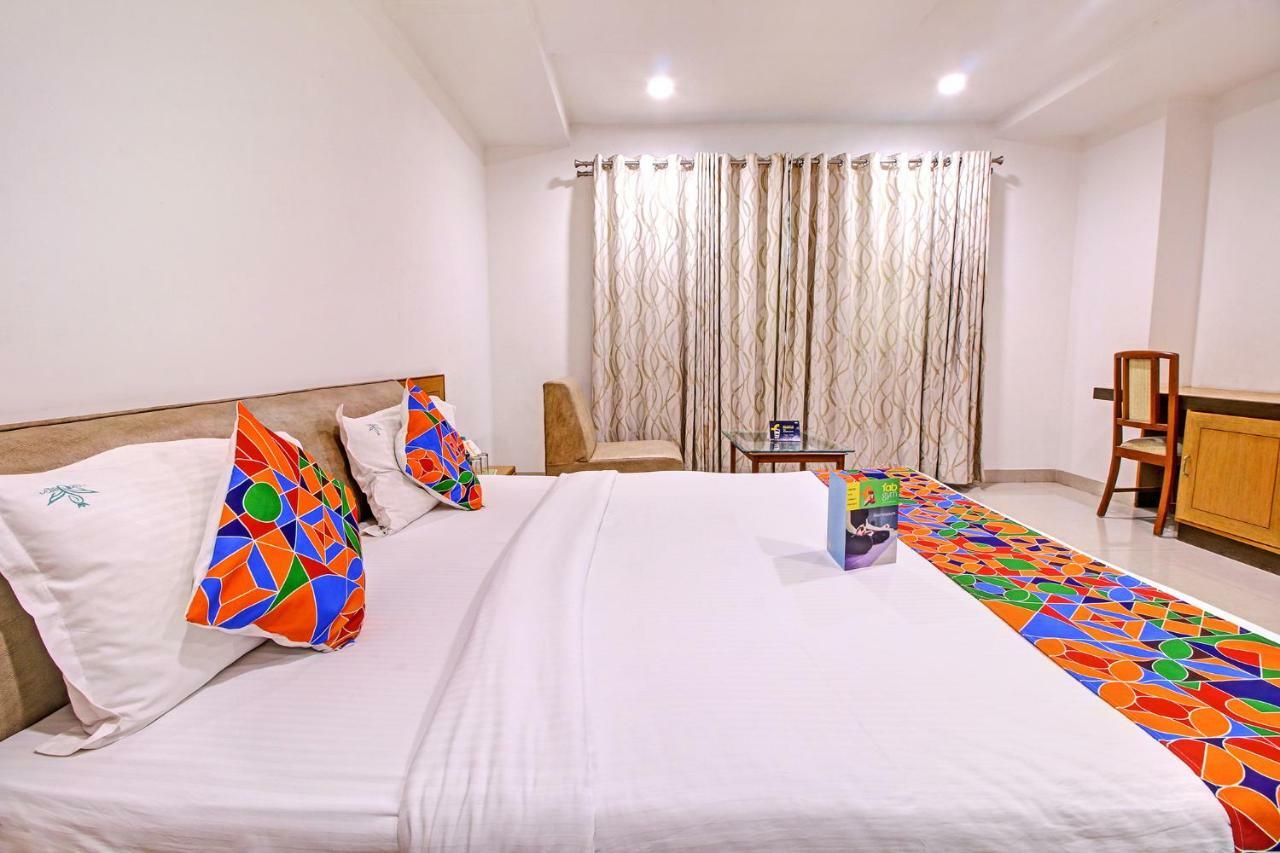 Fabhotel Syberitic Suites Gachibowli - Fully Vaccinated Staff Kondapur  Exteriör bild